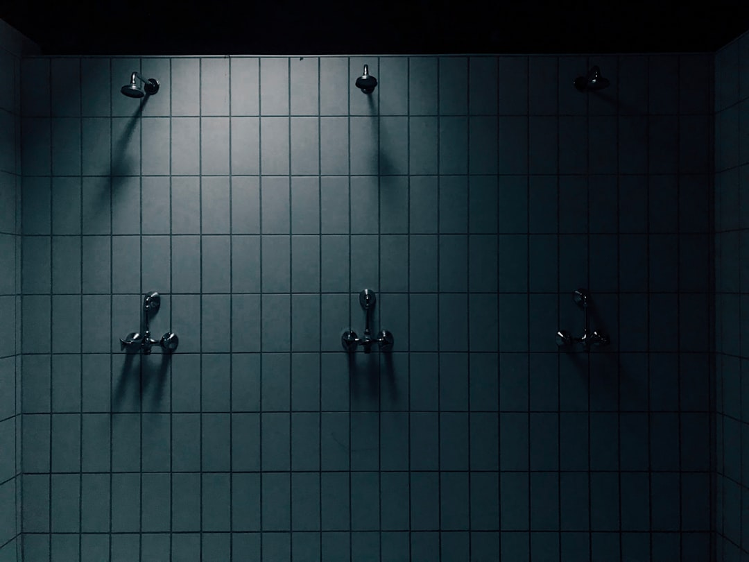 Douchen: hoeveel water gebruik je per minuut en hoe zit dat met een 4-douche-bad?