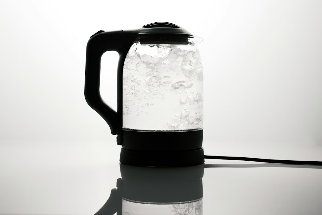 Waterkoker ontkalken met een vaatwastablet: zo werkt het