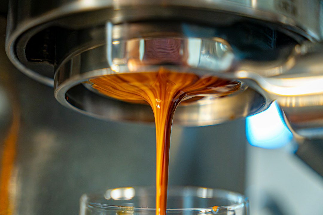 Koffiezetapparaat ontkalken met azijn: zo doe je het stap voor stap