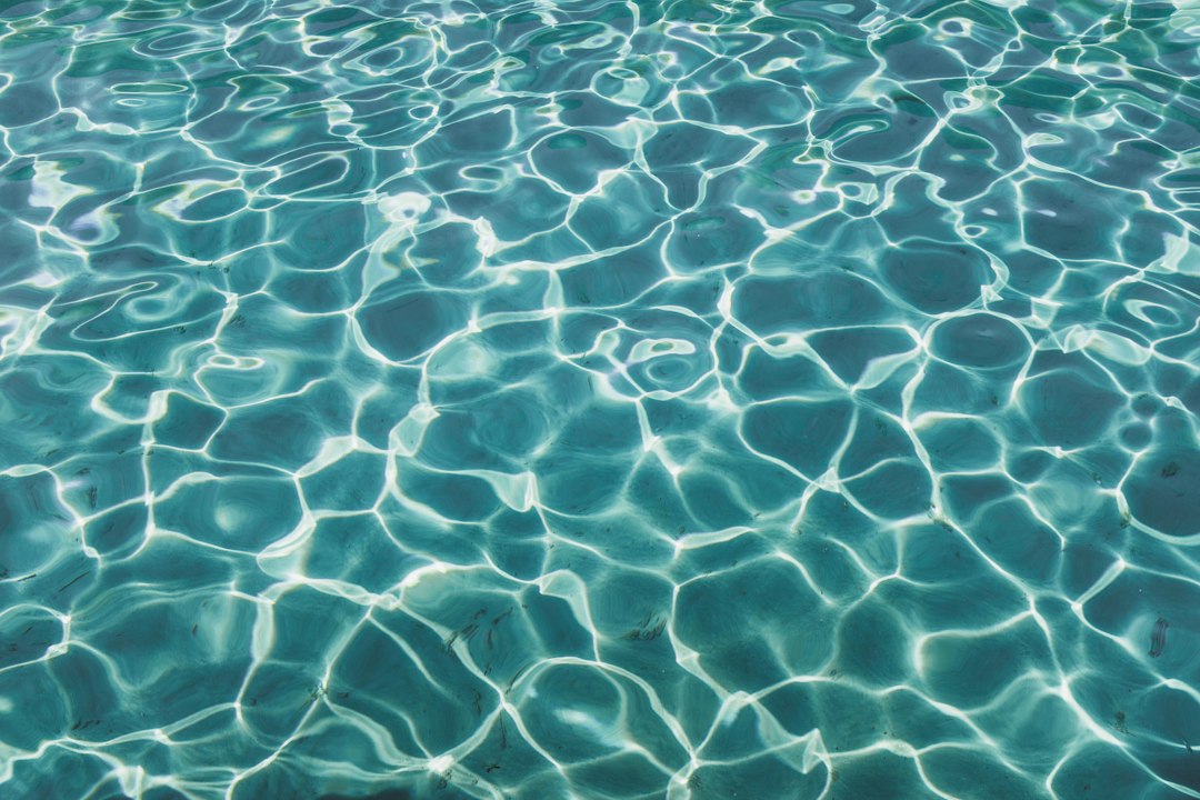 Helder water in je zwembad: zo pak je troebel water effectief aan