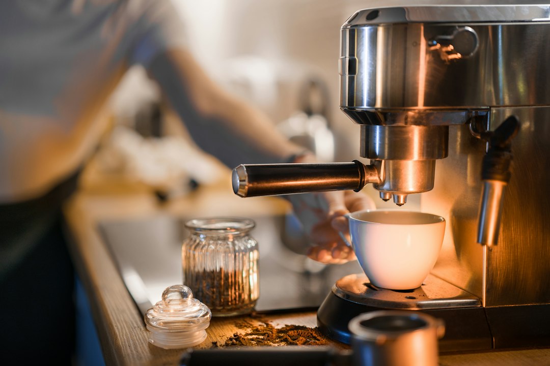 Koffiezetapparaat ontkalken zonder azijn: zo doe je het