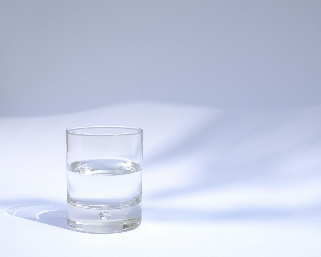 Hoe maak je gedestilleerd water? Stap voor stap uitleg