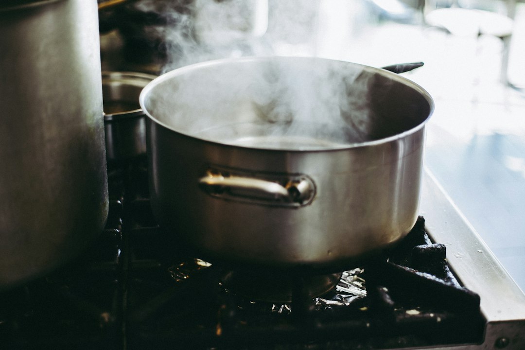 Kalk uit water halen door koken: zo werkt het (en wat het niet oplost)